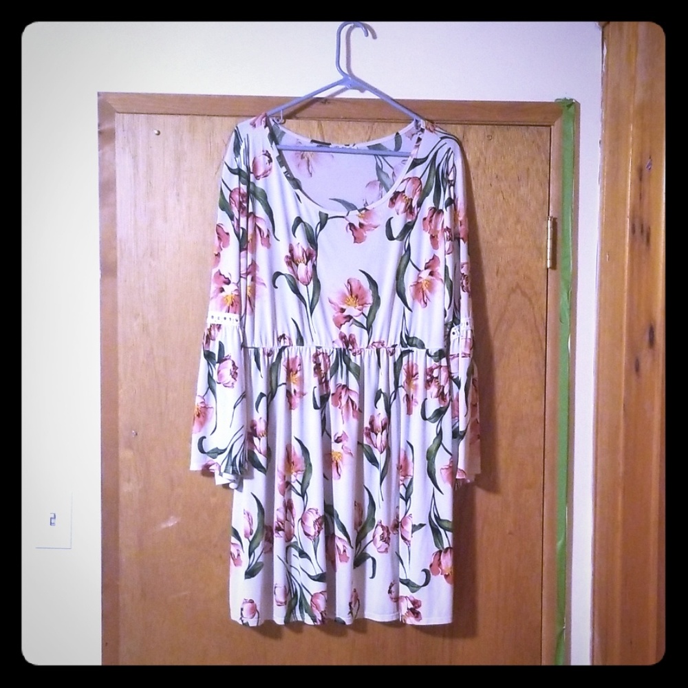 White/floral plus size top